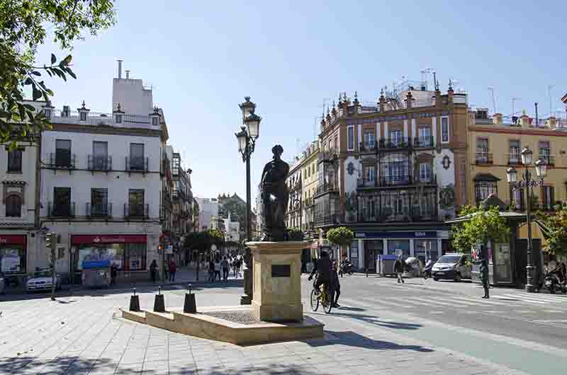 Sevilla 200 - barrio de Triana - monumento Triana al arte flamenco.jpg